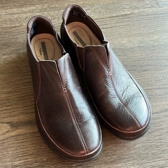 Clarks slip on shoe. Like new, size 8.5 - Picture 1 of 5